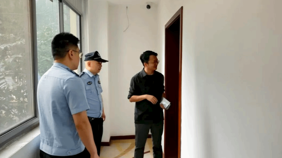 校警联合开展学生公寓安全检查工作